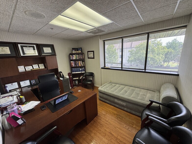 More Photos Of 560 Riverside Dr, Salisbury Medical For Sale