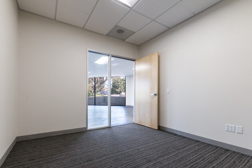 More Photos Of 3002-3072 E Inland Empire Blvd, Ontario Unknown For Lease