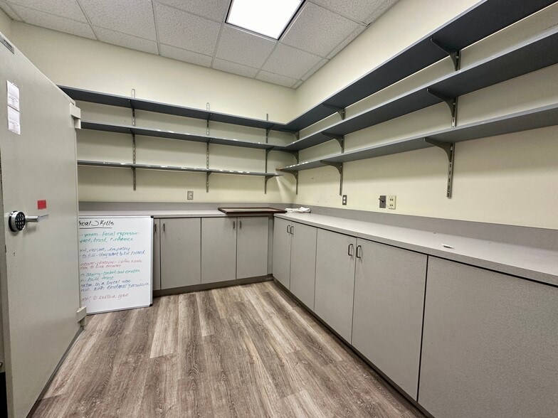 More Photos Of 8 Lester St, Martinsville General Retail For Sale