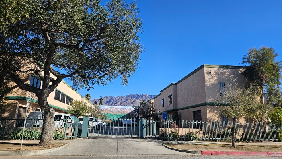 More Photos Of 1785 Locust St, Pasadena Showroom For Lease