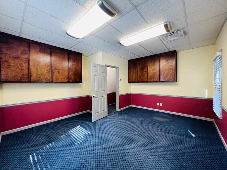 More Photos Of 575 Colonial Park Dr, Roswell Medical For Lease