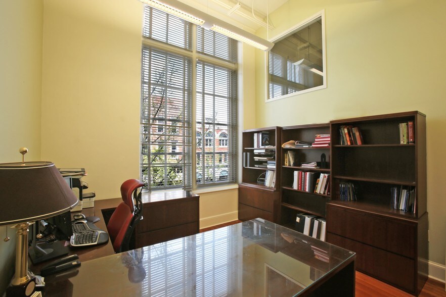 More Photos Of 320 E Clayton St, Athens Office For Lease