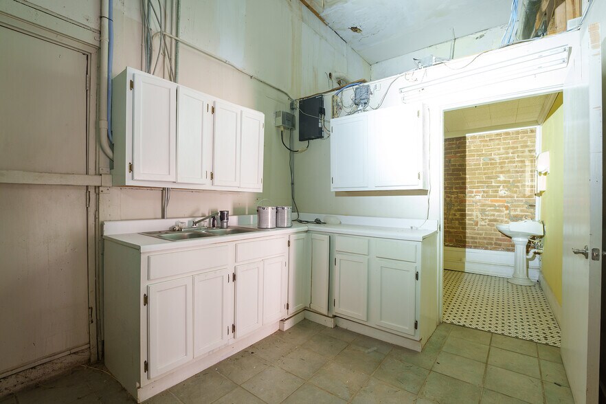More Photos Of 406 N State Line Ave, Texarkana Storefront Retail Residential For Lease