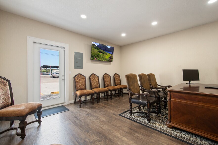 More Photos Of 7116 Rose Ave, Orlando Auto Dealership For Sale