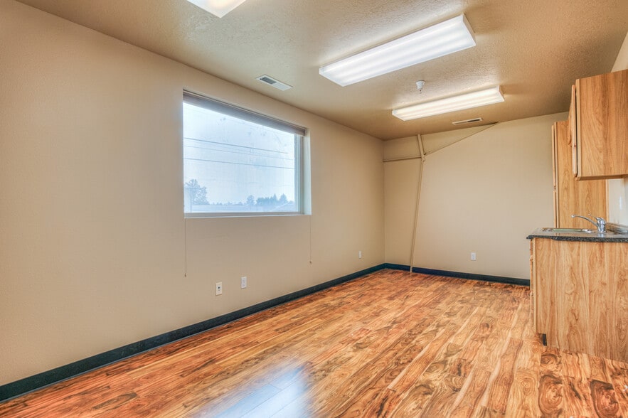 More Photos Of 62958 NE Layton Ave, Bend Light Manufacturing For Sale
