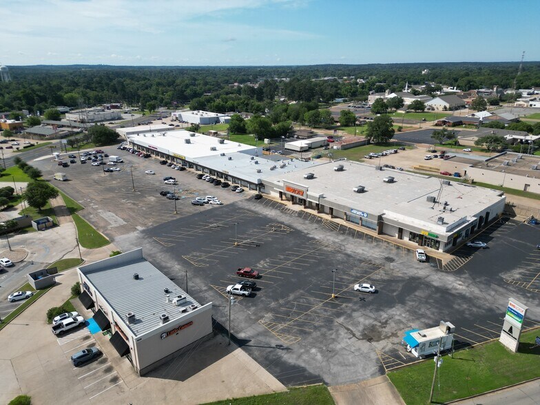 More Photos Of 102-110 Midtown Dr, Kilgore General Retail For Lease