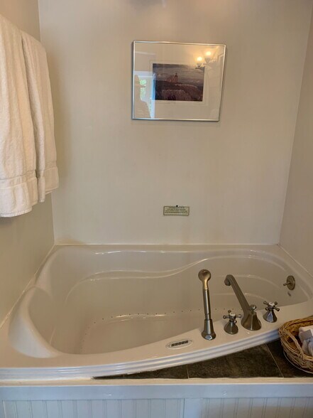 More Photos Of 548 Main St, Fryeburg Hotel For Sale