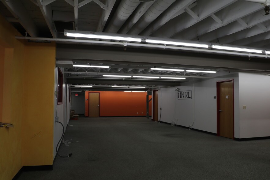 More Photos Of 1415 1st Ave, Mankato Showroom For Sale