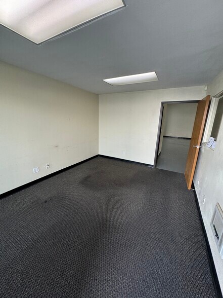 More Photos Of 4050 Spencer St, Torrance Warehouse For Lease