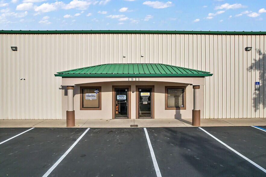 More Photos Of 1811 Greenleaf Ln, Leesburg Warehouse For Lease