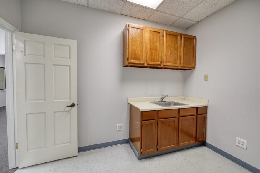 More Photos Of 2929 Mossrock Dr, San Antonio Office For Lease