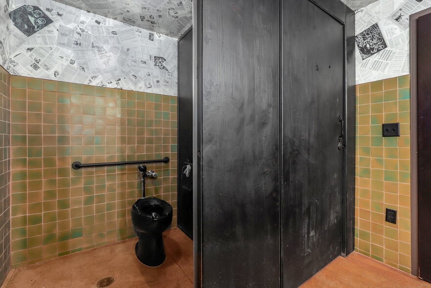 More Photos Of 819 N California Ave, Chicago Bar For Sale