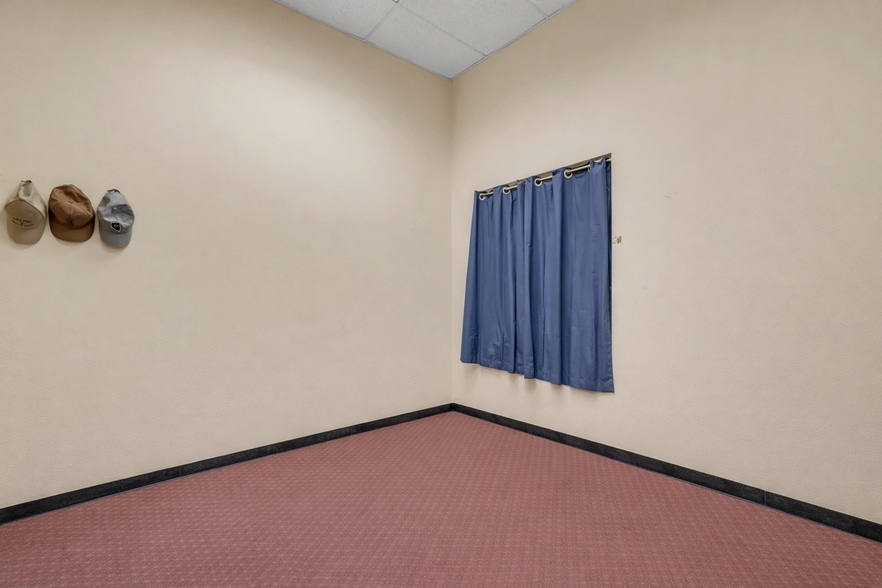 More Photos Of 3748 Civic Center Dr, North Las Vegas Light Manufacturing For Sale