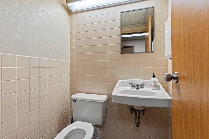 More Photos Of 705 Baptiste Dr, Paola Medical For Lease
