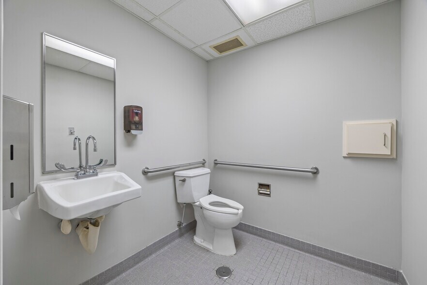 More Photos Of 440 Hillcrest Dr, Commerce Medical For Lease