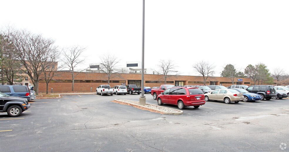 More Photos Of 43201-43281 Commons Dr, Clinton Township Medical For Lease