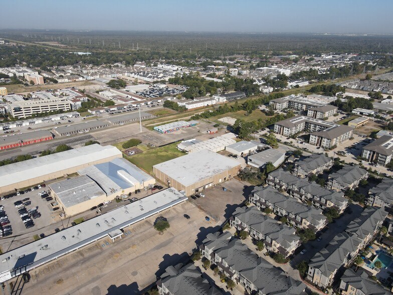 More Photos Of 10910 Katy Fwy, Houston Distribution For Lease