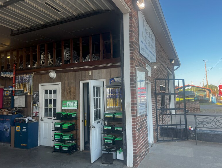 More Photos Of 204 2nd St NE, Burkeville Auto Repair For Sale