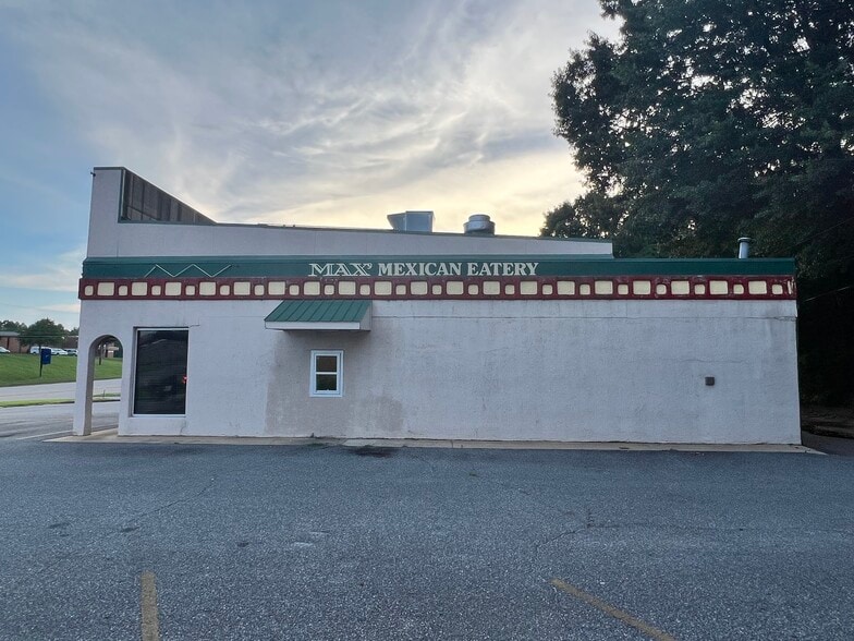 More Photos Of 802 US Highway 70 SW, Hickory Restaurant For Lease