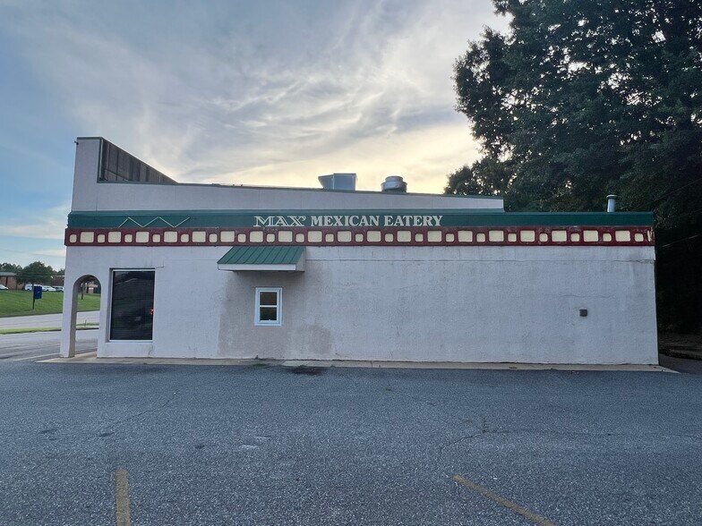 More Photos Of 802 US Highway 70 SW, Hickory Restaurant For Lease