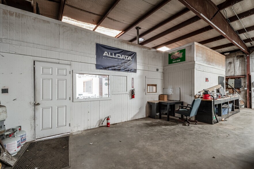 More Photos Of 910 E Church St, Livingston Service For Sale