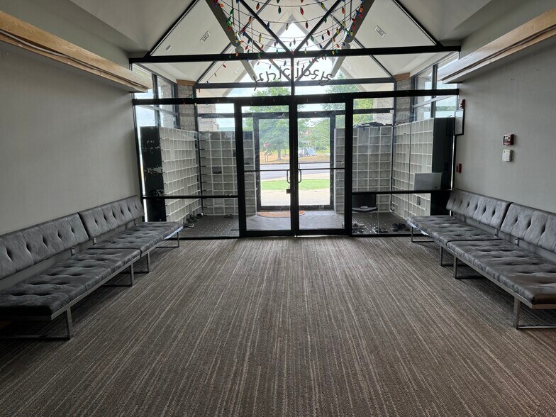 More Photos Of 4160 Pleasant Valley Rd, Chantilly Religious Facility For Lease