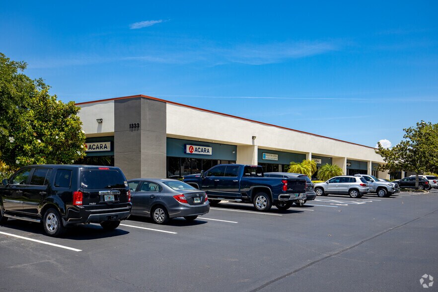 More Photos Of 1333-1335 Gateway Dr, Melbourne Flex For Lease