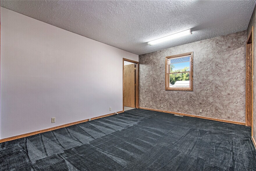 More Photos Of 1010 N Broadway St, Red Oak Medical For Sale