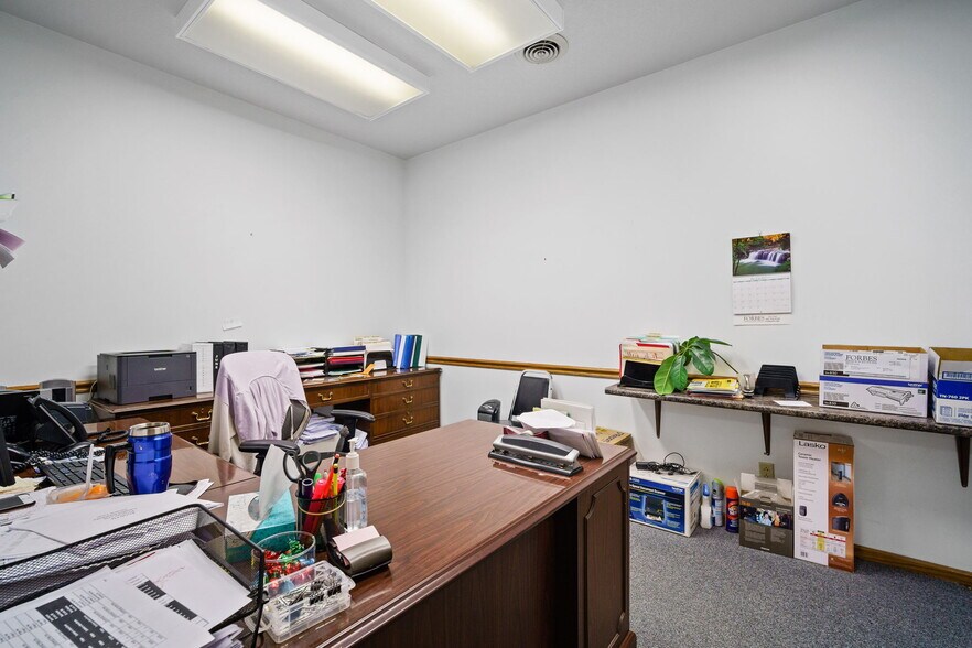 More Photos Of 1801 N 13th Ave E, Newton Flex For Lease