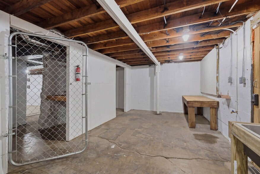 More Photos Of 307 E 23rd St S, Independence Office For Sale