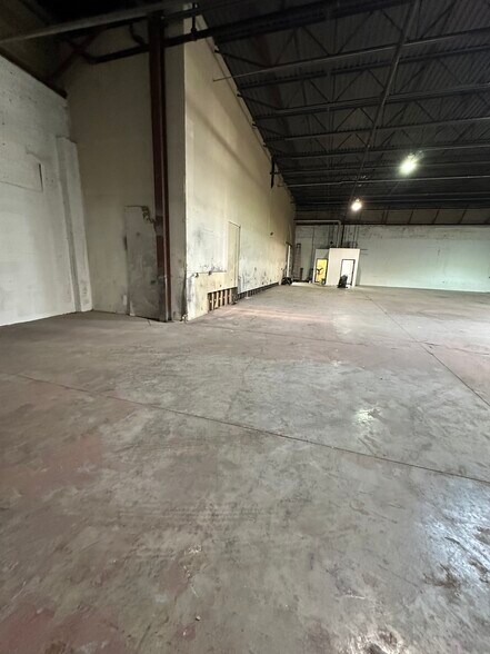 More Photos Of 4300 W Lake St, Chicago Warehouse For Lease
