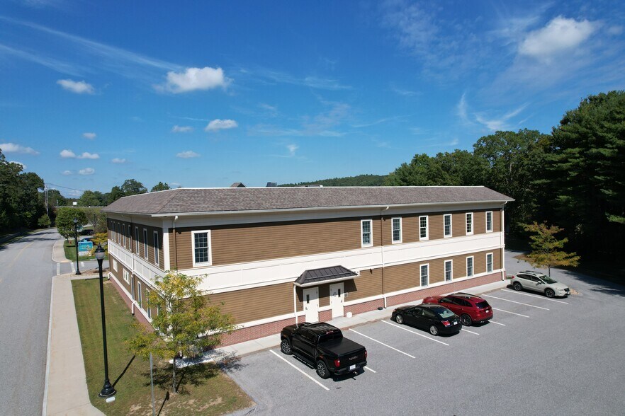 More Photos Of 200 Commerce Dr, Northbridge Medical For Lease