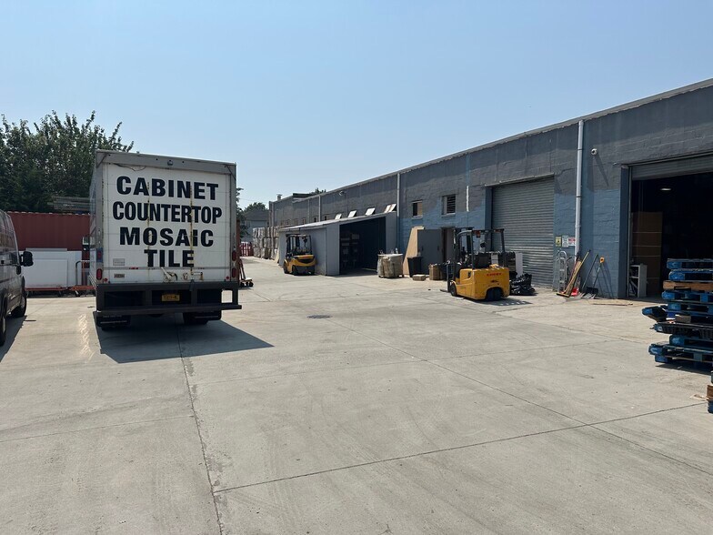 More Photos Of 910 N Wellwood Ave, Lindenhurst Warehouse For Lease