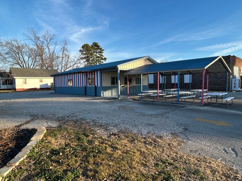 More Photos Of 1002 Cross st, Robinson Restaurant For Sale