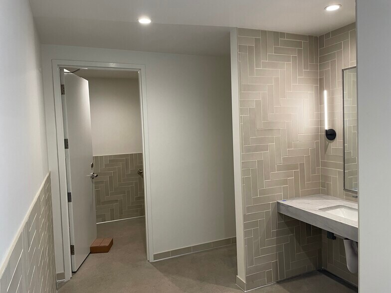 More Photos Of 4005 W Jefferson Blvd, Los Angeles Loft Creative Space For Lease