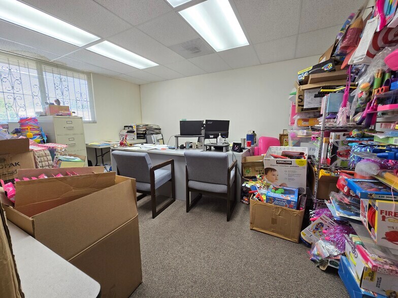 More Photos Of 19428 Londelius St, Northridge Warehouse For Lease