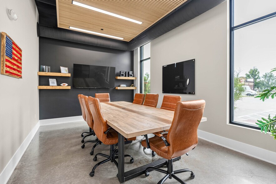 More Photos Of 3607 NE Otterview Cir, Ankeny Office For Sale