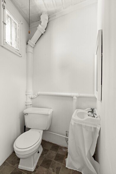 More Photos Of 304 Newark Ave, Jersey City Storefront Retail Office For Lease