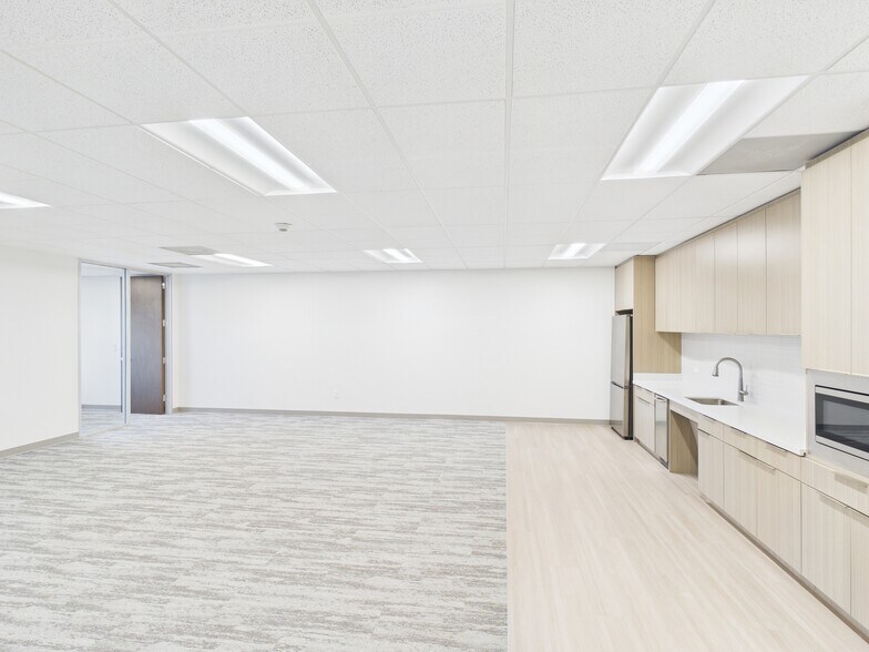 More Photos Of 1250 W Mockingbird Ln, Dallas Office For Lease