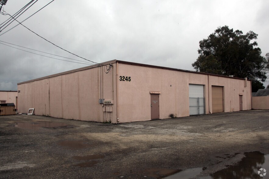 More Photos Of 3245 Fairfield Ave S, Saint Petersburg Manufacturing For Lease