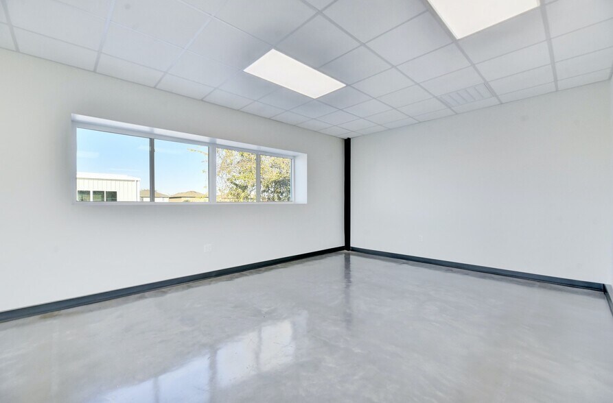 More Photos Of 11215 Conroy Ln, Austin Showroom For Lease