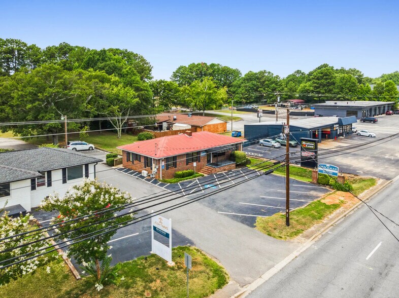 More Photos Of 717 NE Main St, Simpsonville Storefront Retail Office For Sale
