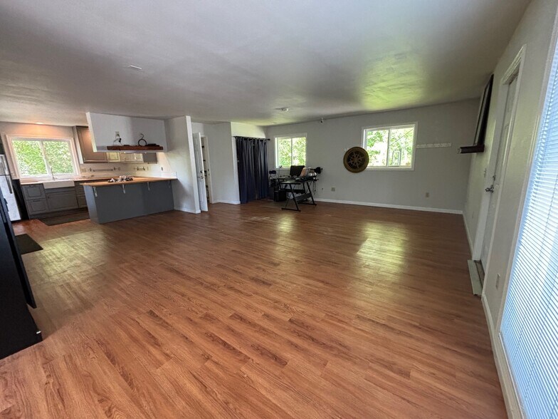 More Photos Of 15350 NE Sandy Blvd, Portland Office Residential For Sale