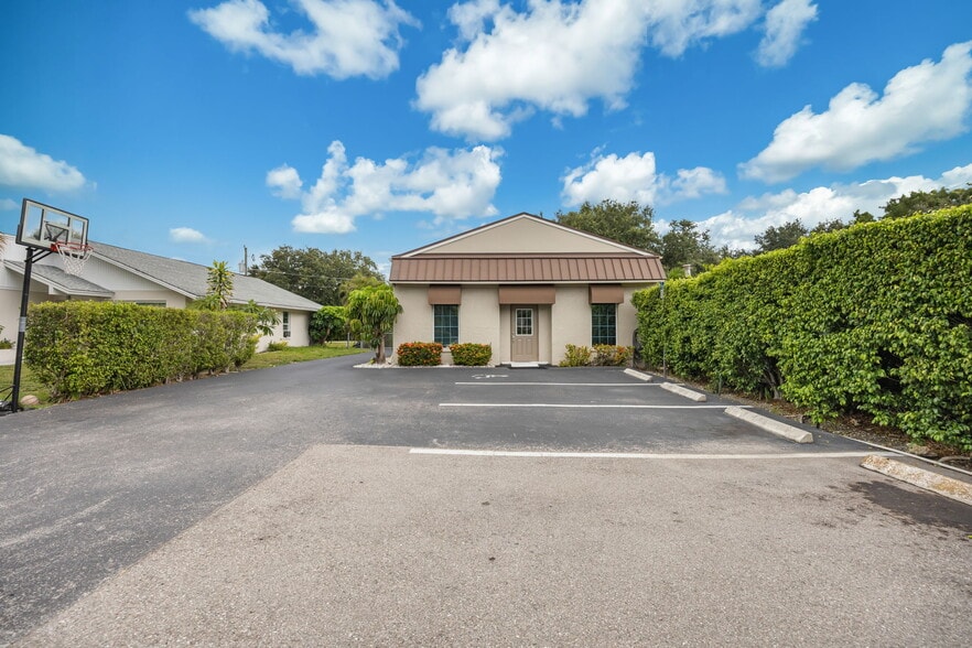 More Photos Of 871 106th Ave N, Naples Medical For Sale