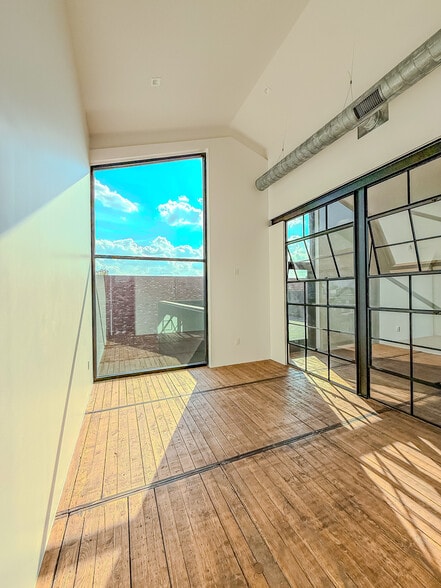 More Photos Of 4750 Iberia Ave, Dallas Office Residential For Sale