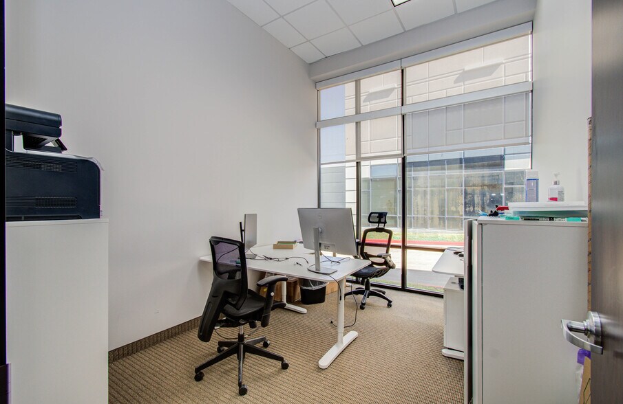 More Photos Of 9330 Kirby Dr, Houston Research And Development For Lease