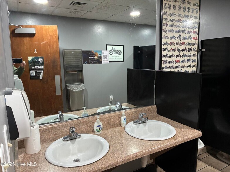 More Photos Of 8739 Caratoke Hwy, Harbinger General Retail For Sale