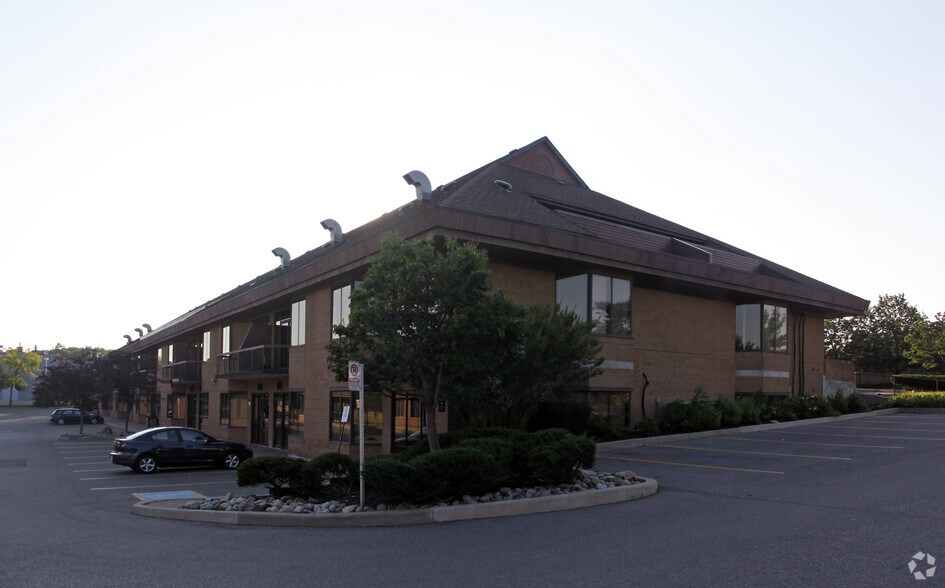 More Photos Of 5805 Whittle Rd, Mississauga Light Distribution For Sale