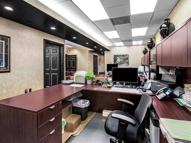 More Photos Of 71 NE 27th Ave, Pompano Beach Office For Sale