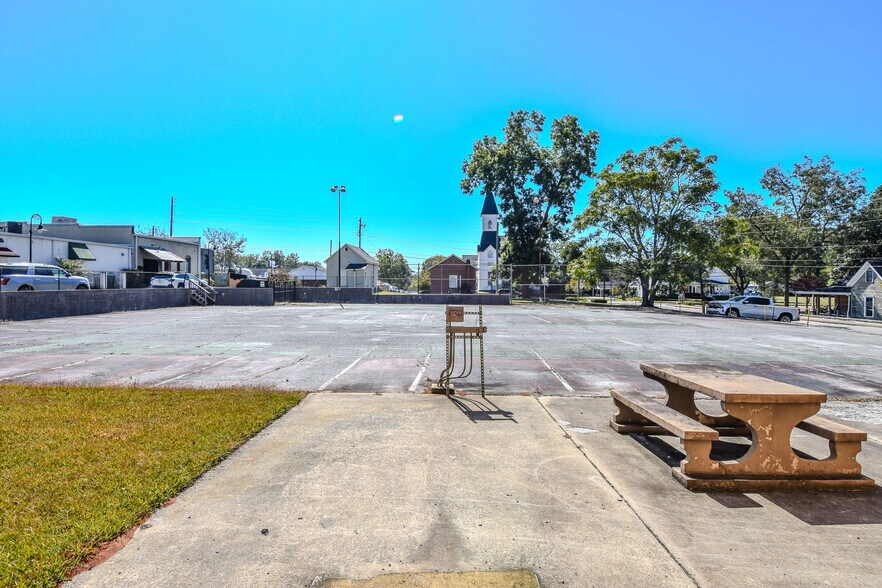 More Photos Of 16 Jackson St, Zebulon Light Distribution For Sale